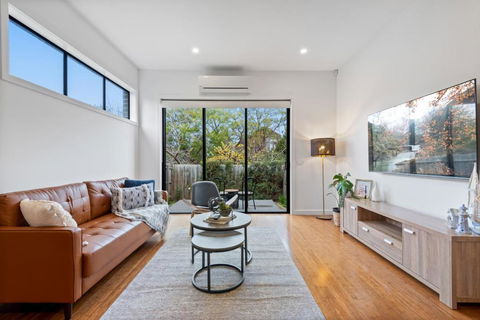 Modern 2-Bed Home In Brunswick With Courtyard - Accommodation Newcastle 0