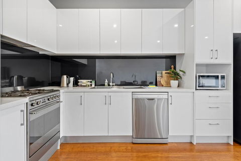 Modern 2-Bed Home In Brunswick With Courtyard - Accommodation Newcastle 2