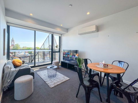 Modern 2B Apartment With City Views - Accommodation Newcastle 3