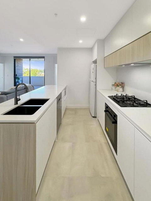 Modern 2BR Suite With Balcony & Parking Near Airport - Accommodation Newcastle 1