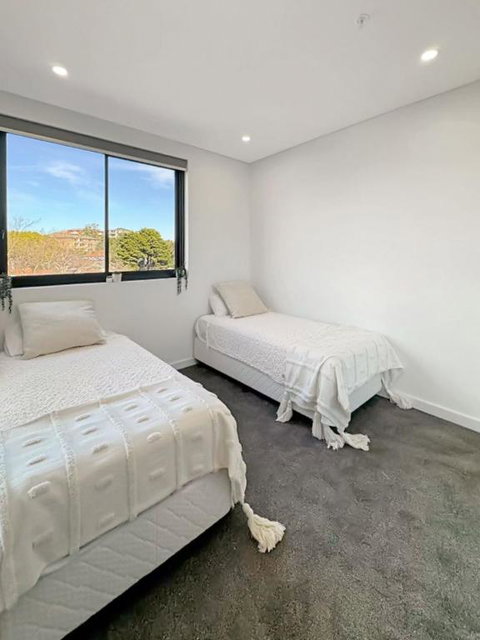 Modern 2BR Suite With Balcony & Parking Near Airport - Accommodation Newcastle 3