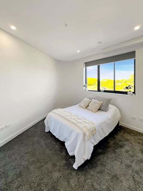 Modern 2BR Suite With Balcony & Parking Near Airport - Accommodation Newcastle 2
