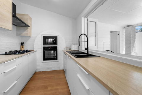 Modern Character Filled Cottage - Accommodation Newcastle 2
