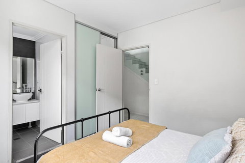 Modern Ensuite Queen Room - Serene Spot At Revesby - Accommodation Newcastle 1