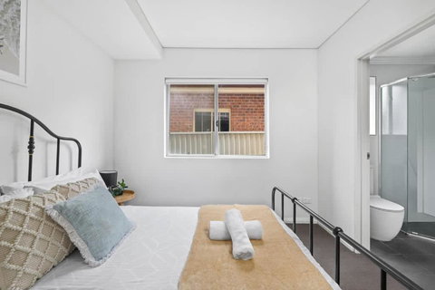 Modern Ensuite Queen Room - Serene Spot At Revesby - Accommodation Newcastle 2
