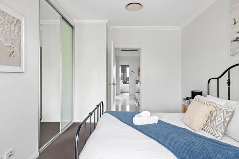 Modern Ensuite Queen Room - Serene Spot At Revesby - Accommodation Newcastle 3