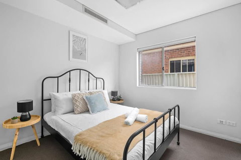 Modern Ensuite Queen Room - Serene Spot At Revesby - Accommodation Newcastle 0