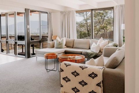 Modern Home Overlooking River - Accommodation Newcastle 1