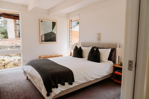 Modern Home Overlooking River - Accommodation Newcastle 2