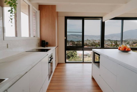 Modern Home Overlooking River - Accommodation Newcastle 3
