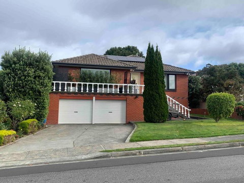 Modern Light Filled Home Near Beaches - Accommodation Newcastle 0