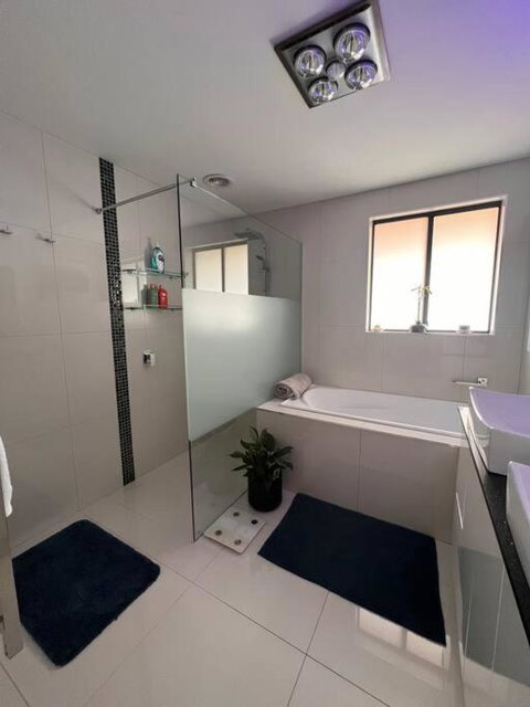 Modern Light Filled Home Near Beaches - Accommodation Newcastle 1