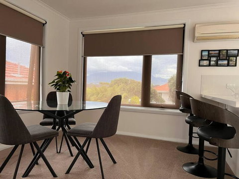 Modern Light Filled Home Near Beaches - Accommodation Newcastle 3