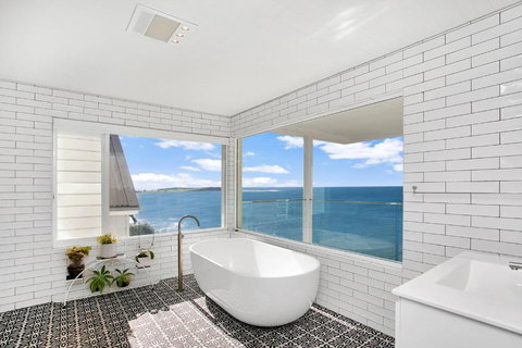 Monash Beach House - Oceanfront - Accommodation Newcastle 3