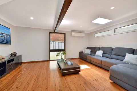 NEW PropertyBreezy Bayside Haven At Brightwaters - Accommodation Newcastle 2