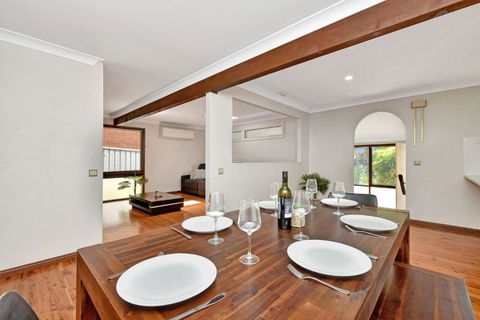 NEW PropertyBreezy Bayside Haven At Brightwaters - Accommodation Newcastle 1