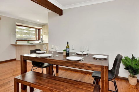 NEW PropertyBreezy Bayside Haven At Brightwaters - Accommodation Newcastle 3