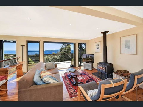 Narrow Neck Views - Peaceful 4 Bedroom Home With Stunning Views! - Accommodation Newcastle 2