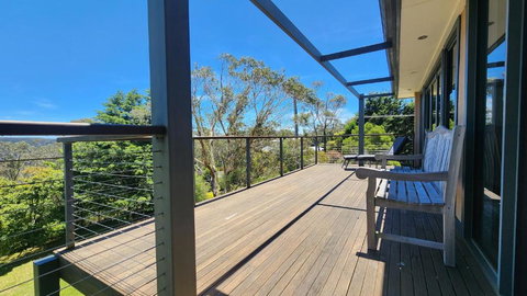 Narrow Neck Views - Peaceful 4 Bedroom Home With Stunning Views! - Accommodation Newcastle 1