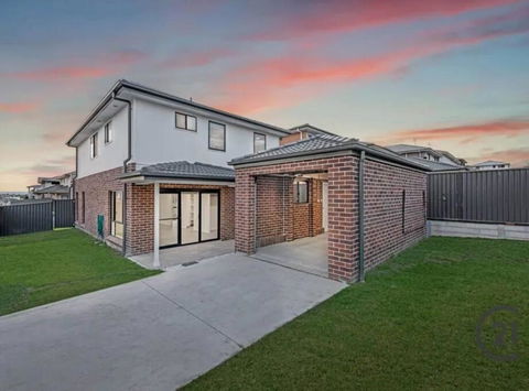 New 5 Bedroom House In Rousehill - Accommodation Newcastle 0