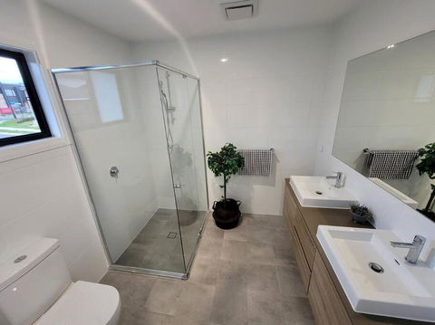 New 5 Bedroom House In Rousehill - Accommodation Newcastle 2