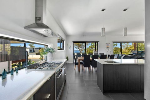 NEW - Sunrise Waters Holiday House - Accommodation Newcastle 1