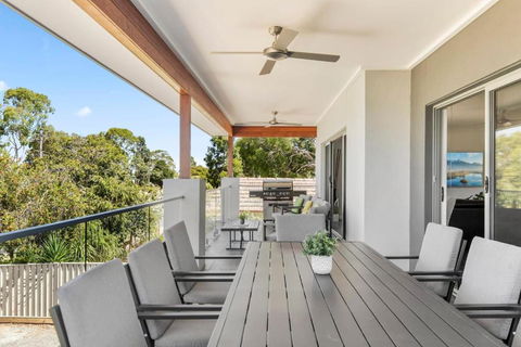 NEW - Sunrise Waters Holiday House - Accommodation Newcastle 3