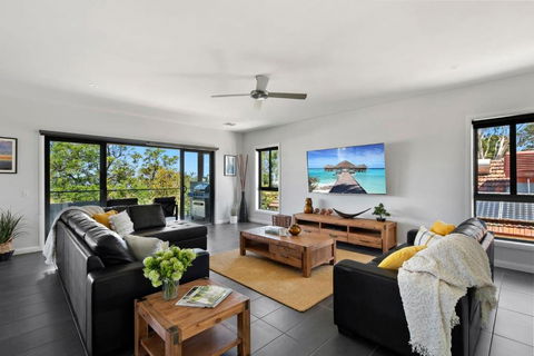 NEW - Sunrise Waters Holiday House - Accommodation Newcastle 2