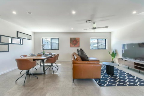 Newly Spacious Top Floor Good View Apartment - Accommodation Newcastle 2