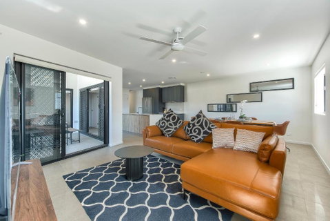 Newly Spacious Top Floor Good View Apartment - Accommodation Newcastle 0