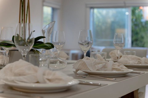 Newsom House - Stylish & Elegant Home With 4 King Beds - Accommodation Newcastle 1