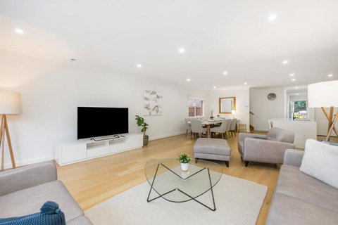 Newsom House - Stylish & Elegant Home With 4 King Beds - Accommodation Newcastle 2