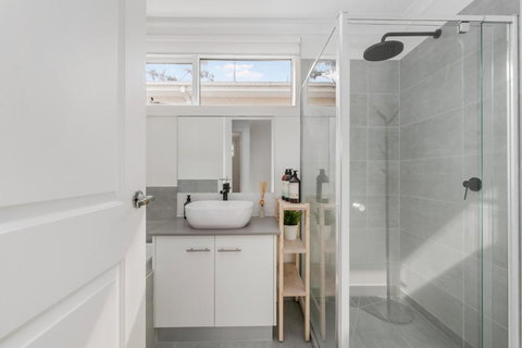 Newsom House - Stylish & Elegant Home With 4 King Beds - Accommodation Newcastle 3