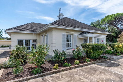 Normanville, Large Historic Three Bedroom Home - Accommodation Newcastle 0