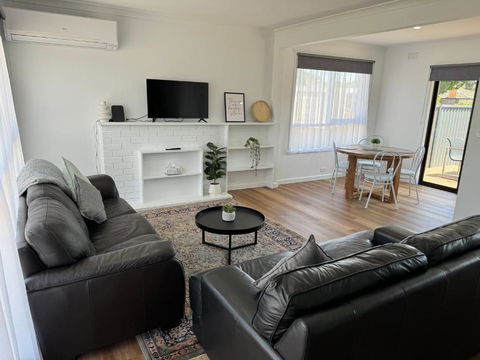 Nth Central 4BR Reno W WiFi - Accommodation Newcastle 0