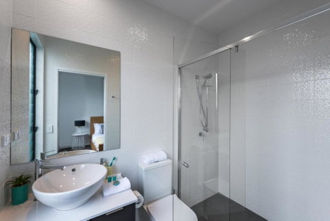 Oxford Steps - Executive 2BR Bulimba Apartment Across From The Park On Oxford St - Accommodation Newcastle 2