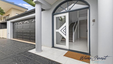 Ocean Views And Vineyards By Wine Coast Holiday Rentals - Accommodation Newcastle 1