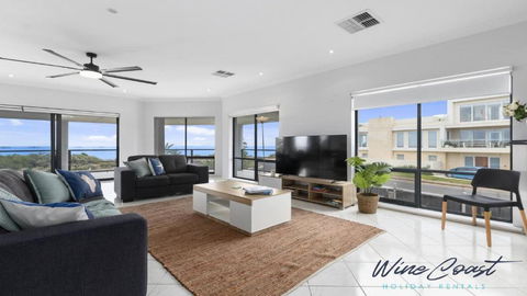 Ocean Views And Vineyards By Wine Coast Holiday Rentals - Accommodation Newcastle 3