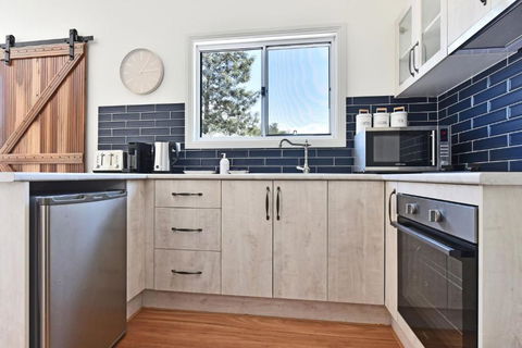 Odyssean Farmstay Cabin - Romantic Getaway, Roche Concert Bus Route & Nearby Wineries - Accommodation Newcastle 3