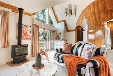 Olinda Enchanted Tower Spa Gas Log Fire And Netflix - Accommodation Newcastle 0