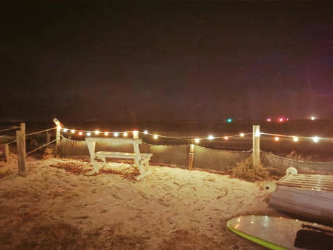 On The Beach-Lucky Bay - Accommodation Newcastle 2