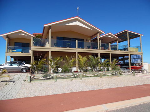 On The Deck @ Shark Bay - Accommodation Newcastle 3