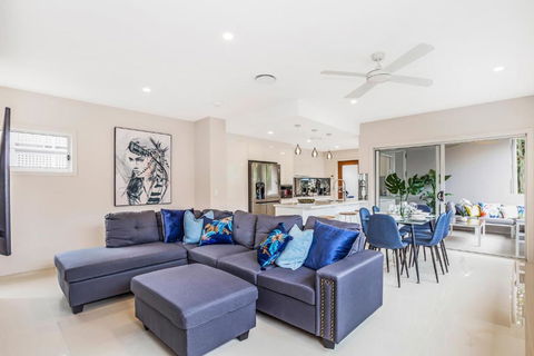Park Avenue Luxe Townhouse Brand New Sleeps 9 - Accommodation Newcastle 1
