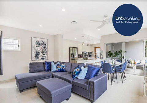 Park Avenue Luxe Townhouse Brand New Sleeps 9 - Accommodation Newcastle 0