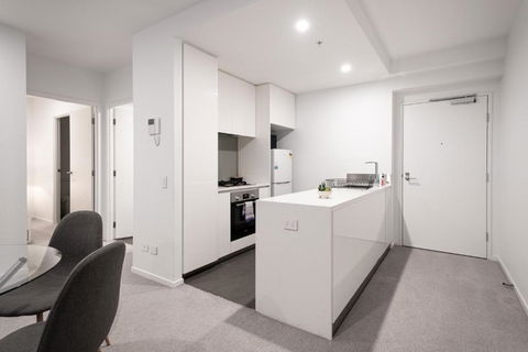 Panoramic Views 2br With Pool And Free Carpark - Accommodation Newcastle 2