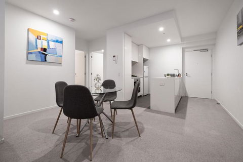 Panoramic Views 2br With Pool And Free Carpark - Accommodation Newcastle 3
