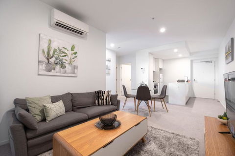 Panoramic Views 2br With Pool And Free Carpark - Accommodation Newcastle 1