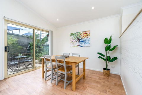 Peaceful 1BR Courtyard Unit In Quiet Dickson - Accommodation Newcastle 1