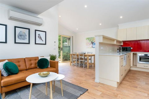 Peaceful 1BR Courtyard Unit In Quiet Dickson - Accommodation Newcastle 2