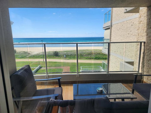 Pacific Surf Absolute Beachfront Apartments - Accommodation Newcastle 1